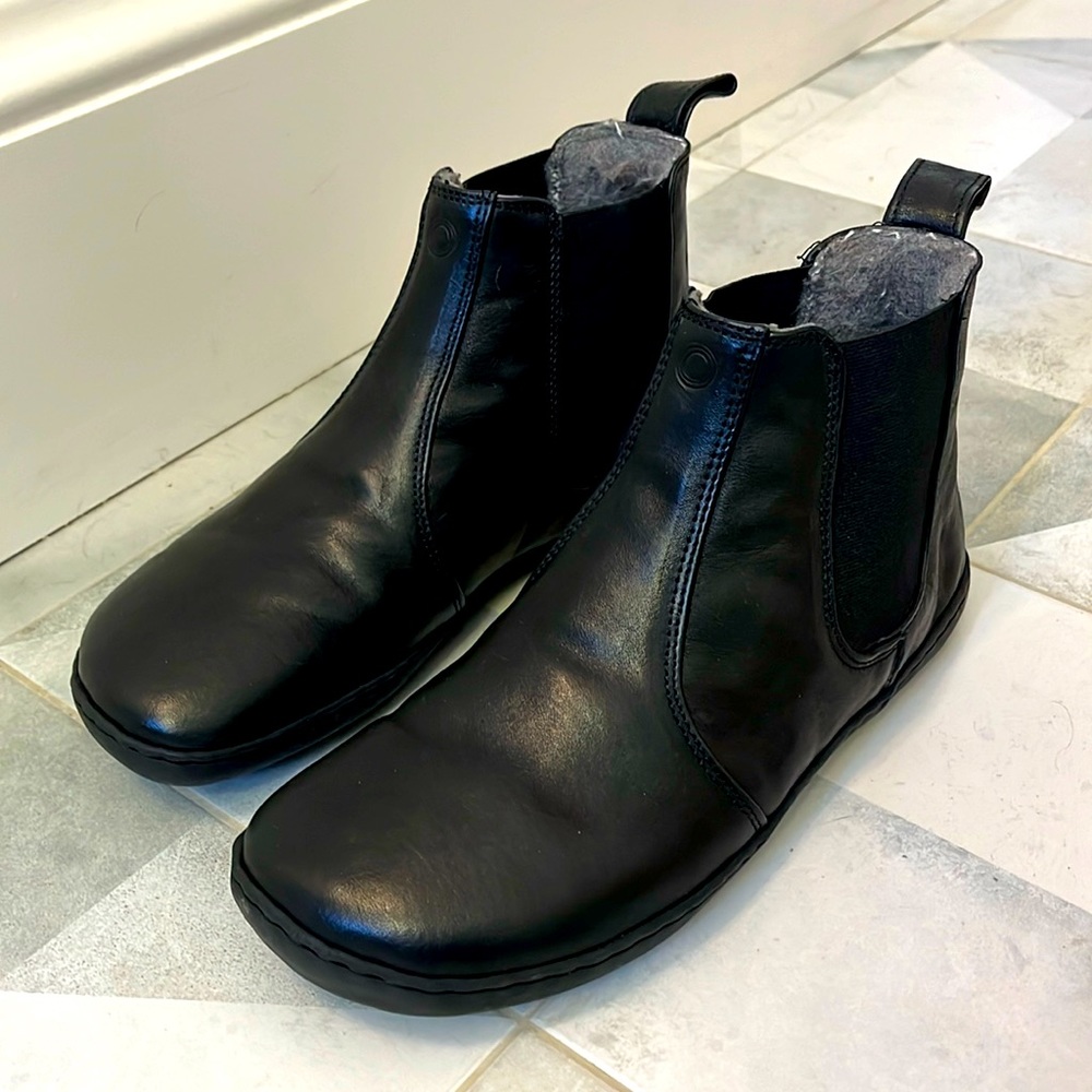 Mukishoes black leather Chelsea boot size 37, brand new, wool lined ankle boots